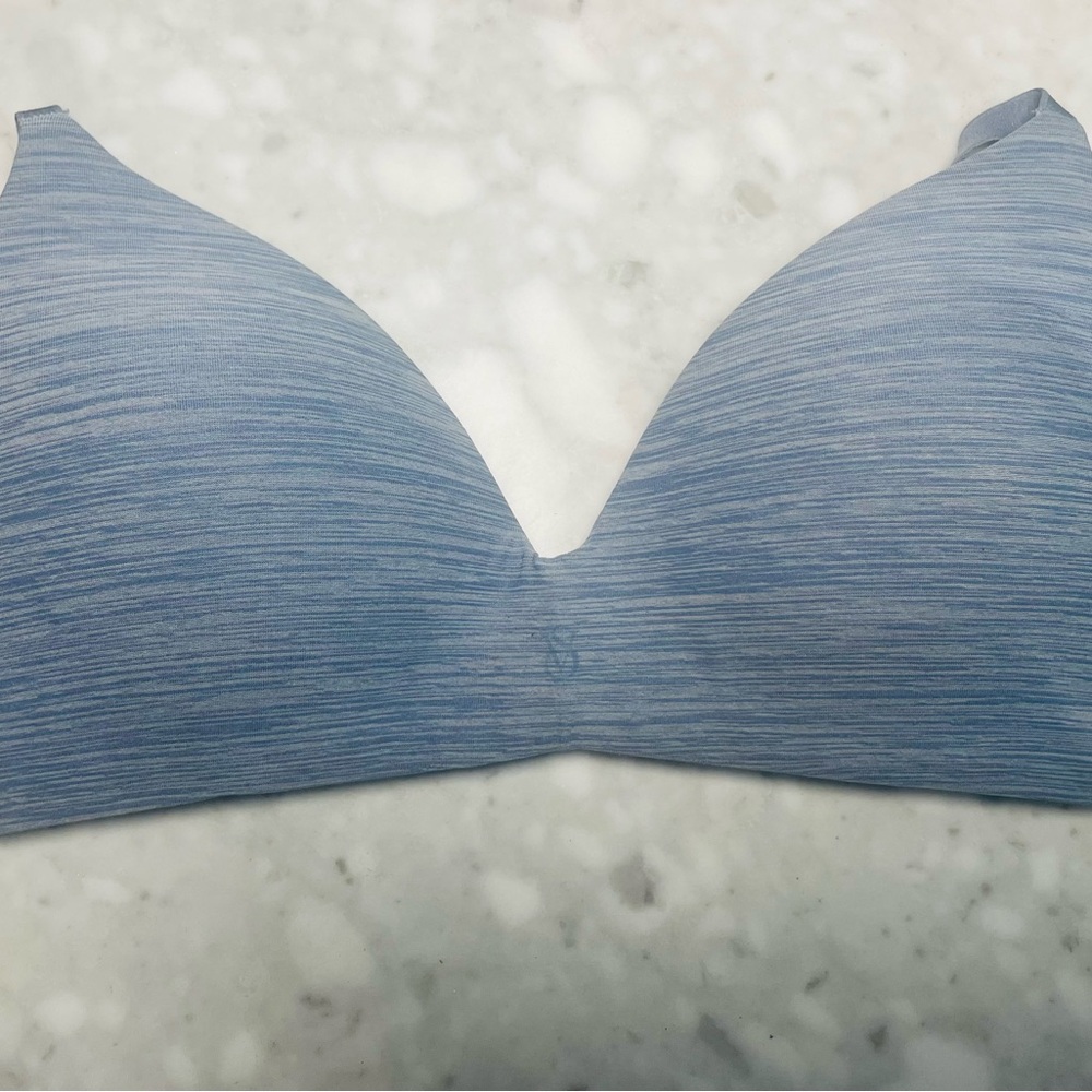 Heathered Blue-Gray Wireless Bra with V-Neckline and Minimalist Design